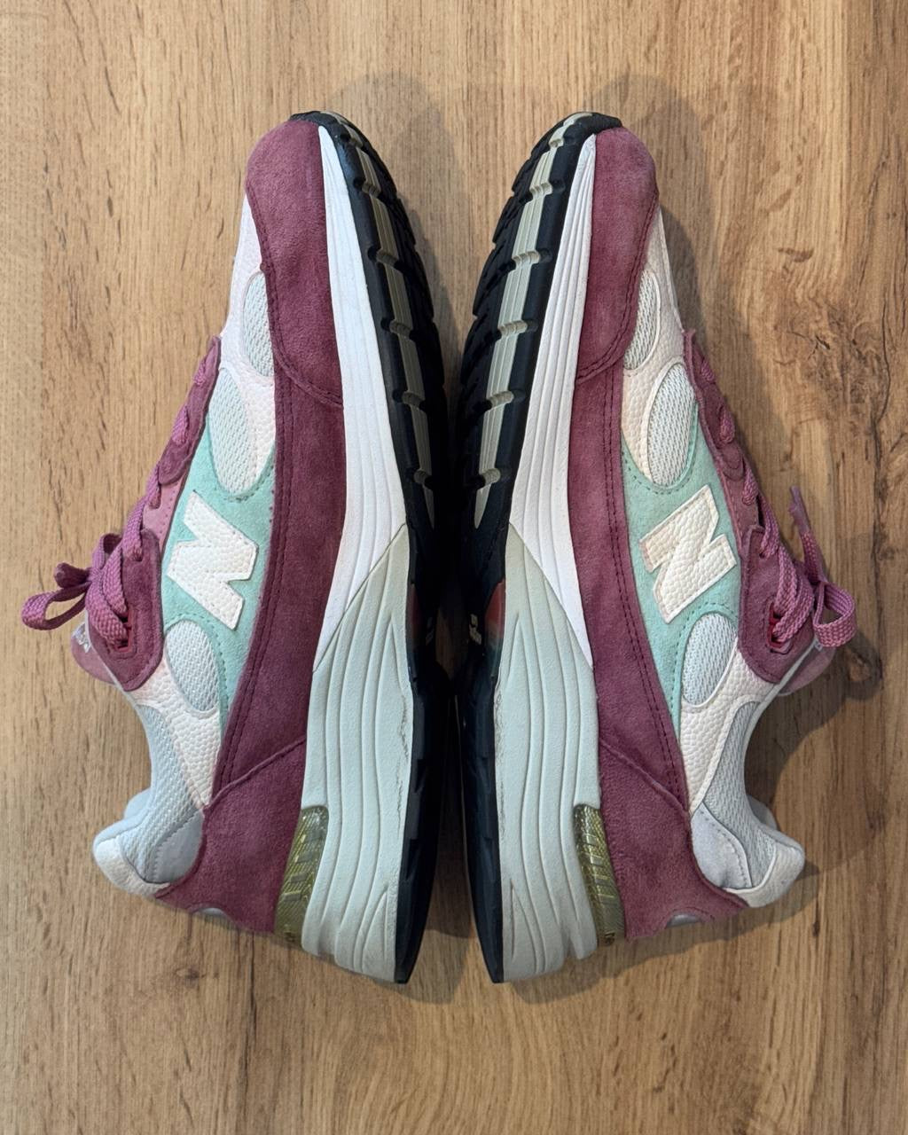 New Balance 992 Kith “Kithmas Burgundy White”